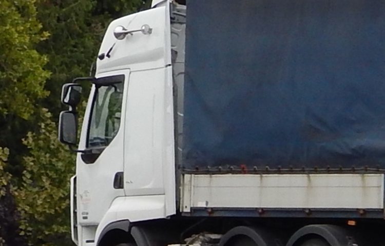Kamion zaglavio ispod nadvožnjaka u Zagrebu – Mislio je da će proći, ali je zaboravio što vozi na prikolici