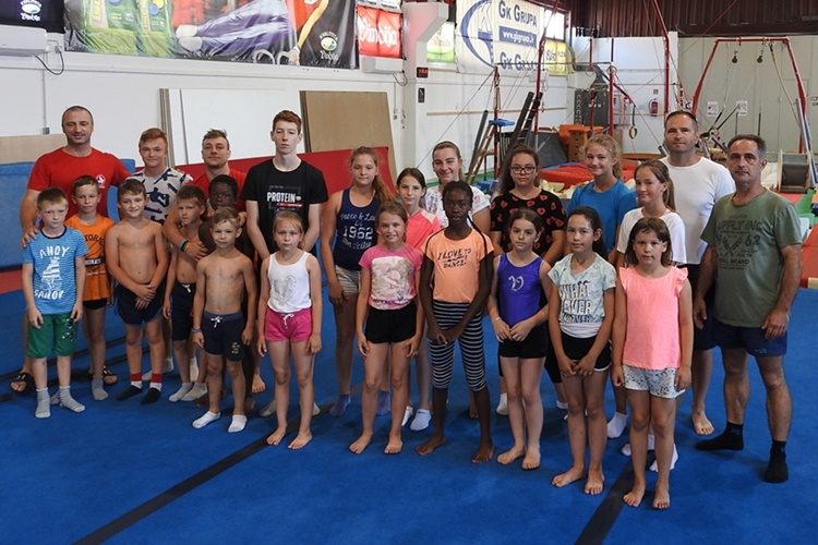 Polaznici varaždinskog ljetnog gimnastičkog kampa treniraju s petim juniorom svijeta