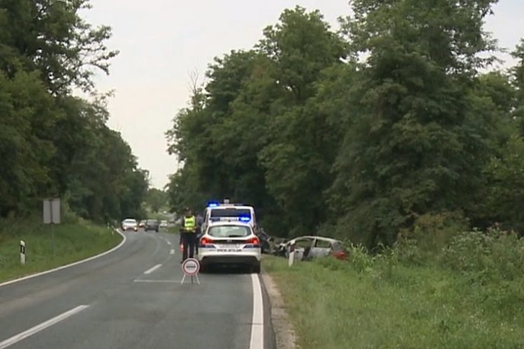 Zbog prebrze vožnje sletio s ceste i udario u stablo; jedna osoba prevezena u OB Koprivnica, ozljede nisu poznate