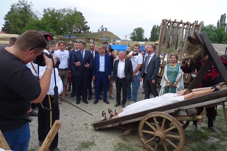 Prvi je sprave za mučenje i torturu u Koprivnici razgledao premijer – POGLEDAJTE MEGA FOTOGALERIJU SJAJNOG RENESANSNOG FESTIVALA