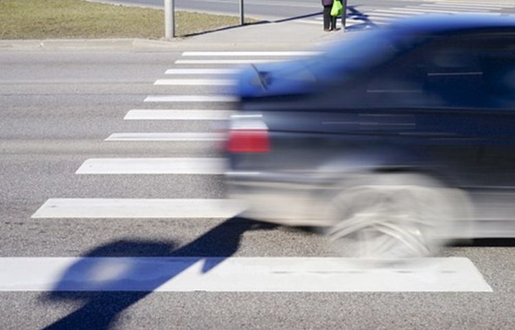 NESREĆA U ĐURĐEVCU – Neoprezni vozač BMW-a udario pješakinju (61) na zebri