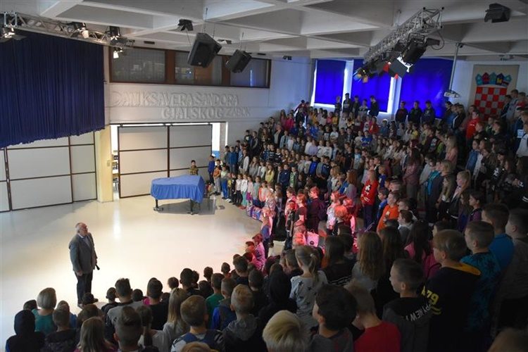 Prvi je razred na području Krapinsko-zagorske županije ove godine upisalo 1.157 djece – zamjenica župana Jasna Petek obišla osnovnu školu u Zaboku