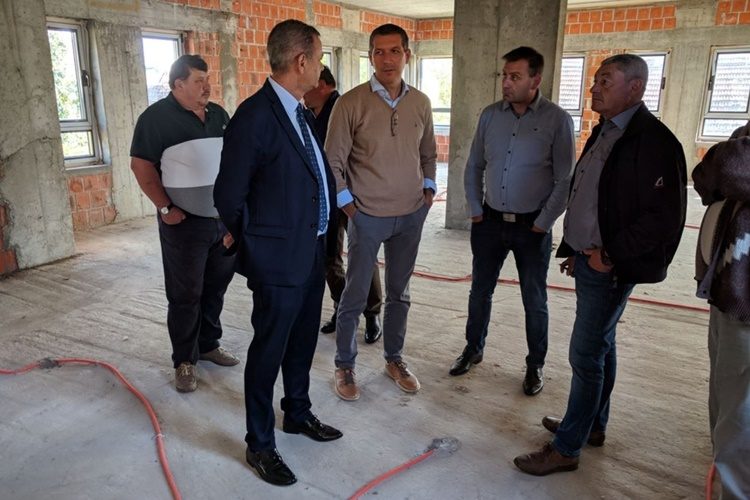 FOTO: Župan Koren posjetio Gornju Rijeku i obišao radove na novoj ambulanti i školskoj dvorani vrijedne gotovo 4 milijuna kuna