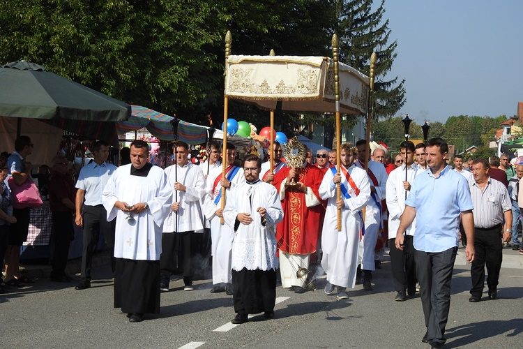 Tisuće vjernika na misnom slavlju u Ludbregu – Nadbiskup Hranić: „Čovjek je istinski velik kad je ponizan”