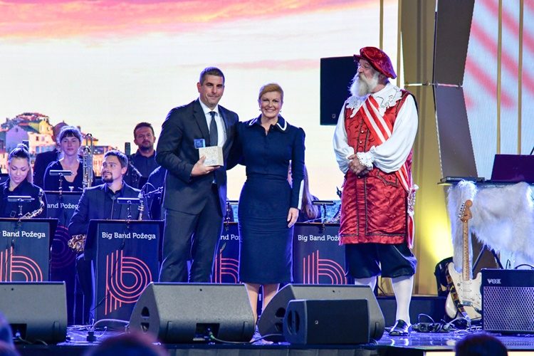 Predsjednicu Kolindu Grabar Kitarović na Danima turizma dočekao na pozornici ni manje ni više nego varaždinski notar