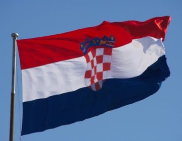 Sramotan čin! 21-godišnjakinja zapalila hrvatsku zastavu u društvu dvojice maloljetnika