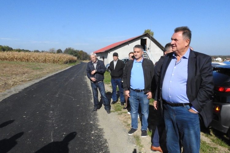 Župan Čačić obišao radove na županijskim prometnicama u Bolfanu, Petkovcu i Beretincu