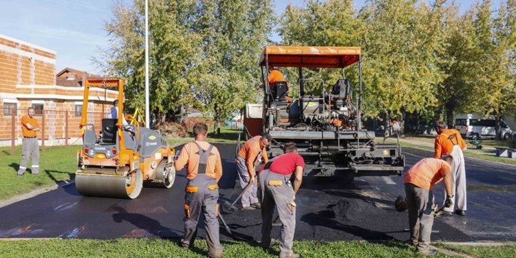 Grad Ivanec donacijom od 20.000 kn omogućio novi asfalt na košarkaškom igralištu Srednje škole