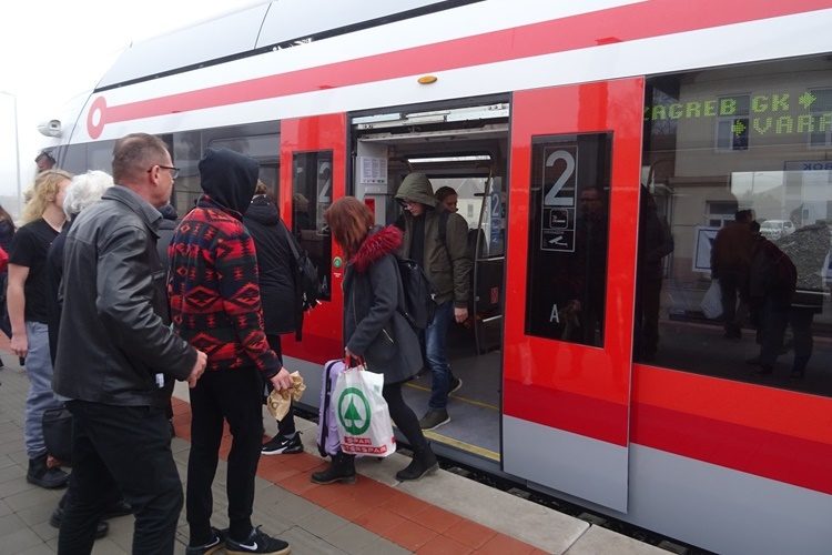 HŽ nudi pogodnosti svima koji se vlakom odluče putovati na Advent u Zagreb – evo kakvi vas popusti očekuju