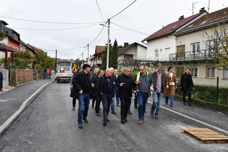 Bandić obišao ulice Ive Dulčiča i Brestovečku u Sesvetama