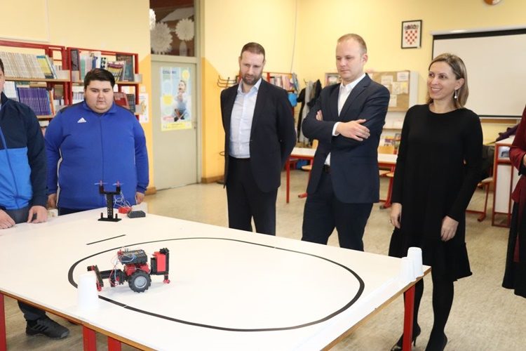 Koprivničke osnovne škole prve u Hrvatskoj dobile RoboMaster S1 donacijom Podravske banke