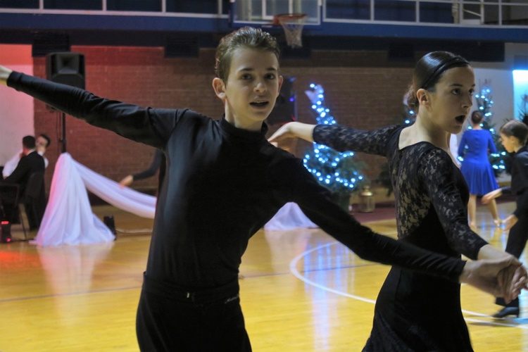 FOTO: Više od 200 plesačica i plesača iz Hrvatske, Mađarske i Slovenije nastupilo na Međunarodnom natjecanju u standardnim i latinsko američkim plesovima u dvorani Graditeljske škole Čakovec