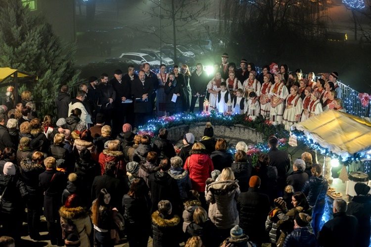 Mali advent u Novom Marofu: Brojni građani uživali u Čaroliji Božića, paljenju druge svijeće, koncertu KUD-a Marof…