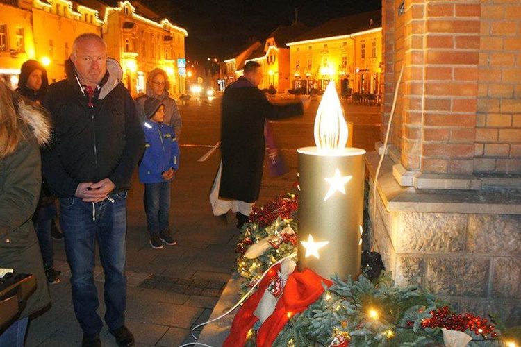 U Samoboru zapaljena prva adventska svijeća na Trgu kralja Tomislava