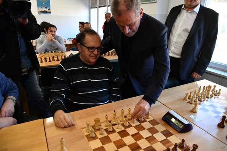 Gradonačelnik Bandić prvim potezom otvorio novogodišnji šahovski turnir