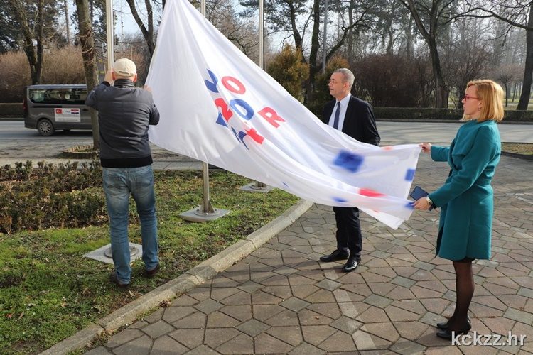 Ispred Županijske uprave postavljena zastava Predsjedanja Republike Hrvatske Vijećem EU 2020.
