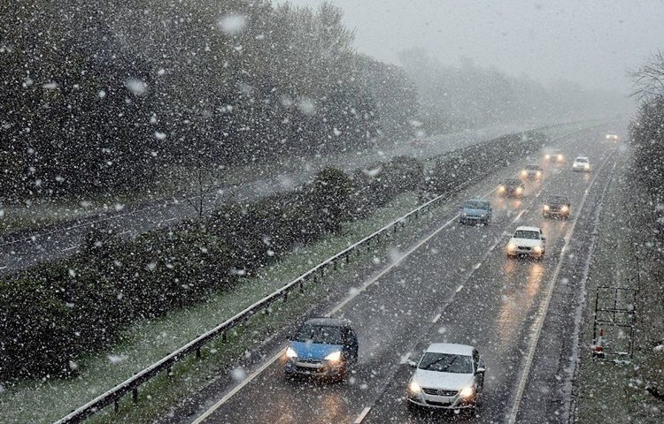 OPREZNO VOZITE! Snijeg već izazvao kaos na cestama, a padat će tijekom cijelog dana