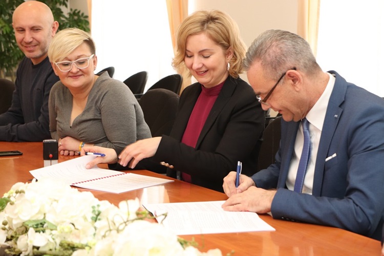 Župan Koren potpisao Kolektivni ugovor za službenike i namještenike u županijskim upravnim tijelima