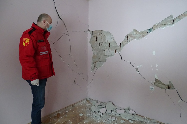FOTOGALERIJA Župan Kolar u Slanom Potoku obišao kuće oštećene u nedavnom potresu