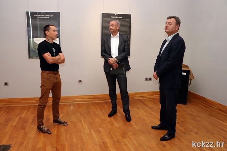 Župan Koren i zamjenik Sobota u Galeriji Koprivnica razgledali izložbu Tajne željeza