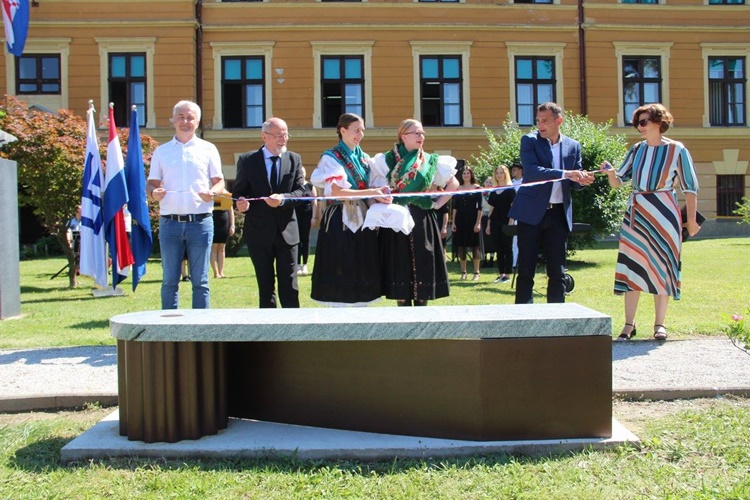 Međimurje se voli popevkom – ispred Učiteljskog fakulteta u Čakovcu postavljena glazbena klupa posvećena međimurskoj popevki