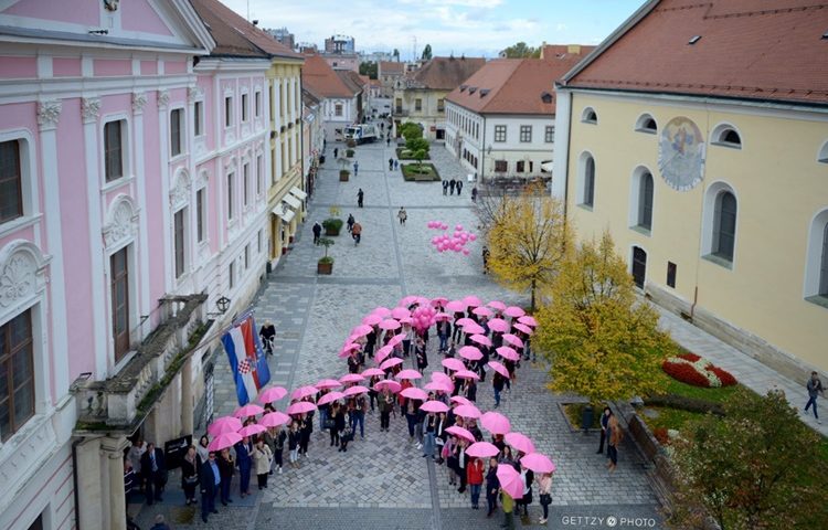 NAJAVLJUJEMO Dan ružičaste vrpce: varaždinska vijećnica u ružičastom sjaju, baloni u znak sjećanja na preminule od raka dojke