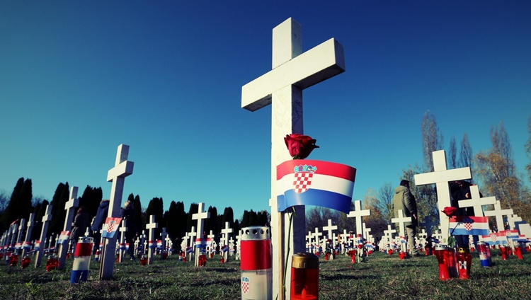 SJEĆANJE NE BLIJEDI ni nakon 30 godina – Zapalite svijeću za sve žrtve Domovinskog rata, posebice Vukovara i Škabrnje – vječna im slava i hvala!
