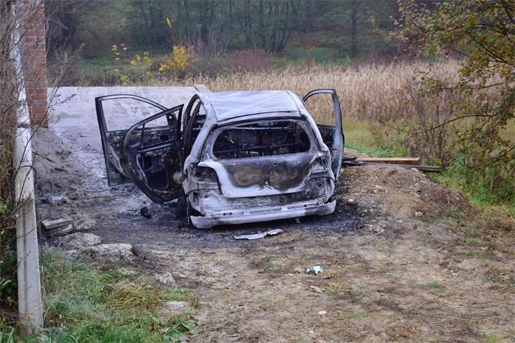 U Jelovcu na dvorištu izgorjela dva automobila