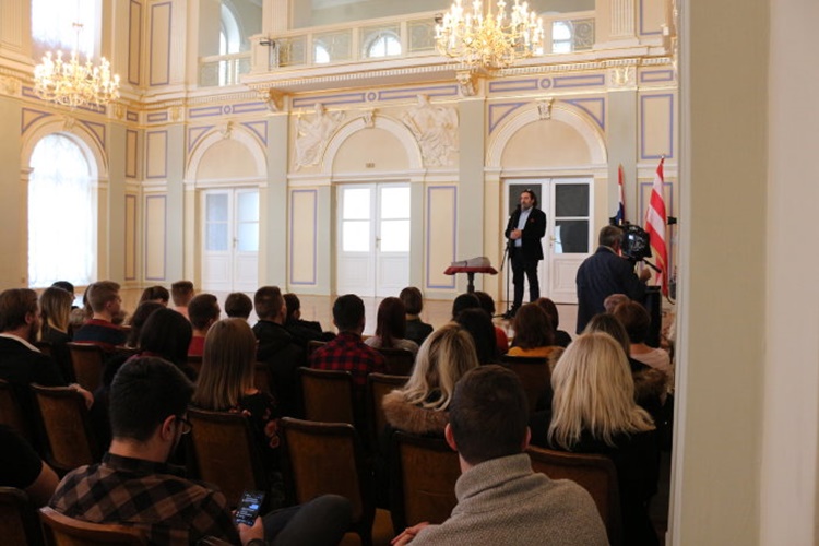 DOBRA VIJEST Varaždinskim studentima stižu stipendije i troškovi prijevoza