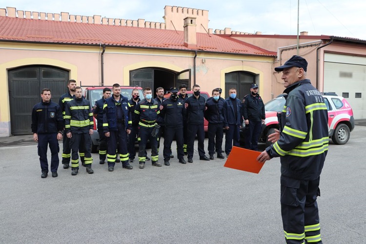 Koprivnički dobrovoljni i profesionalni vatrogasci krenuli prema potresom pogođenoj Petrinji