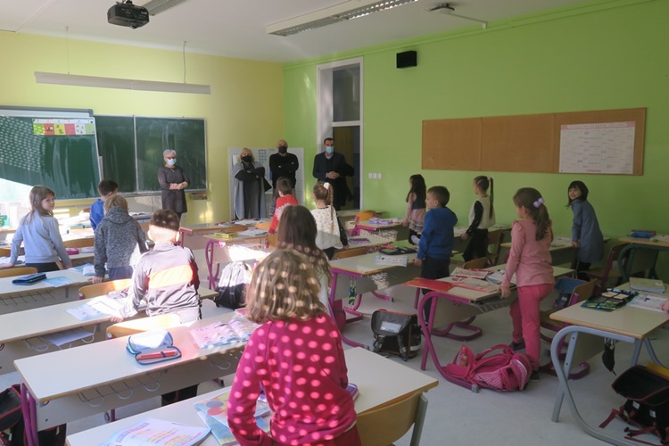 Osnovnoškolce u Štrigovi dočekale nove vesele učionice – župan Posavec i pročelnica Novak obišli školu i iznenadili učenike slatkim darovima