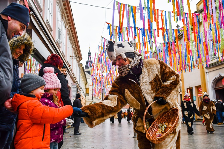 FOTOGALERIJA Stotine tradicijskih maski u centar Čakovca donijele zabavu i smijeh – jedino „Fašniku” nije bilo veselo!