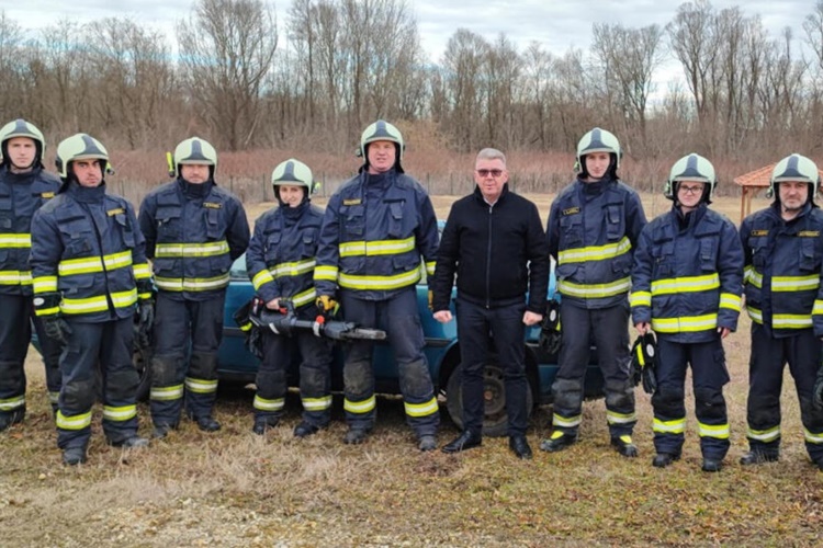 Sigurnost nema cijenu: Grad Mursko Središće svojim vatrogascima darovao uređaj za spašavanje unesrećenih iz vozila