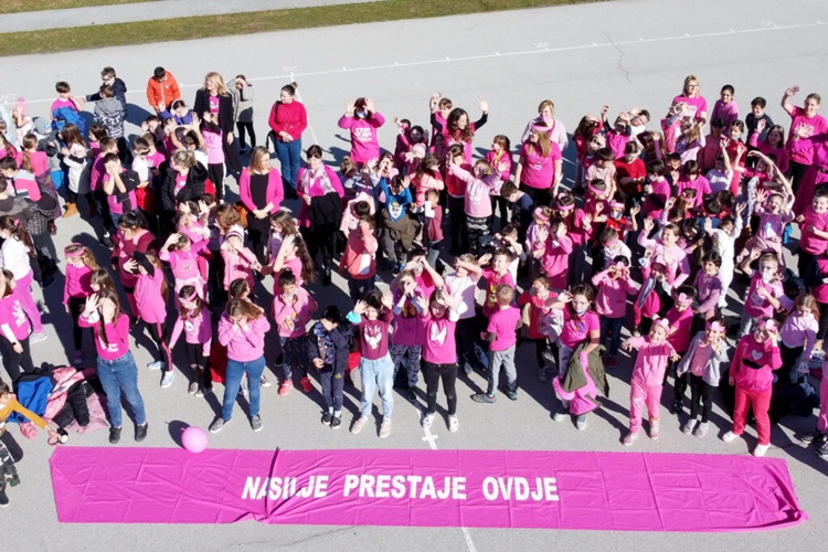 Đurđevački školarci obilježili Dan ružičastih majica i poslali snažnu poruku: NASILJE PRESTAJE OVDJE!
