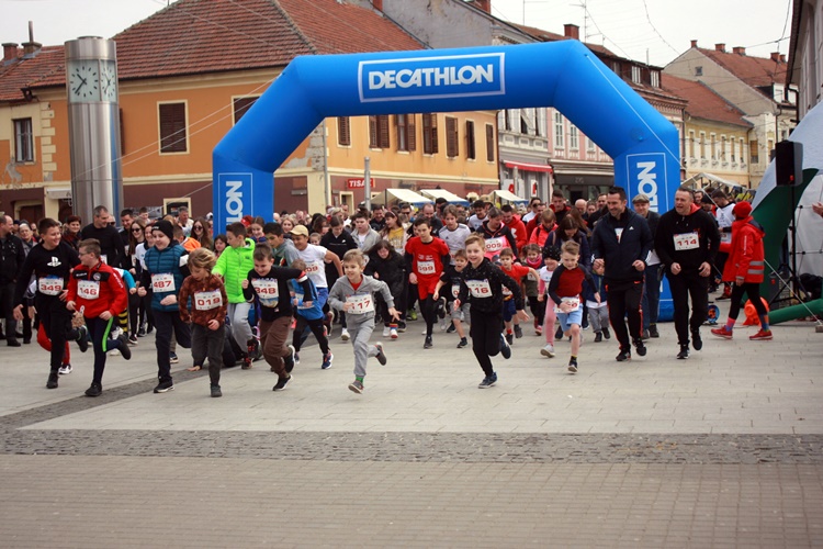 FOTO Podrška osobama s Down sindromom: 600-tinjak Međimuraca u utrci „Šarenim čarapama do cilja”