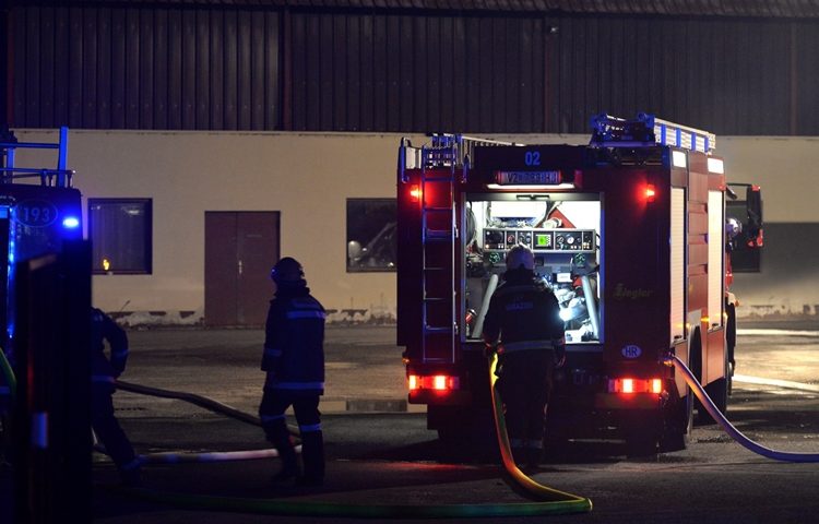 Brojni vatrogasci gasili požar u Nedelišću – vatra se s garaže proširila na štagalj