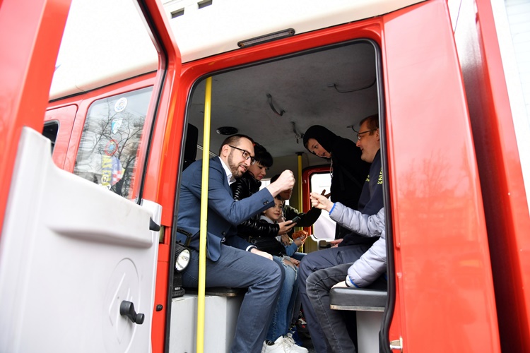 Mališani iz Ukrajine posjetili zagrebačke vatrogasce – pridružio im se i gradonačelnik Tomašević te najavio daljnje pružanje pomoći