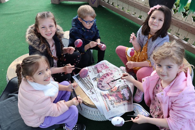 Veseli mališani uživali u oslikavanju pisanica u koprivničkom parku za kojima će biti organizirana potraga!
