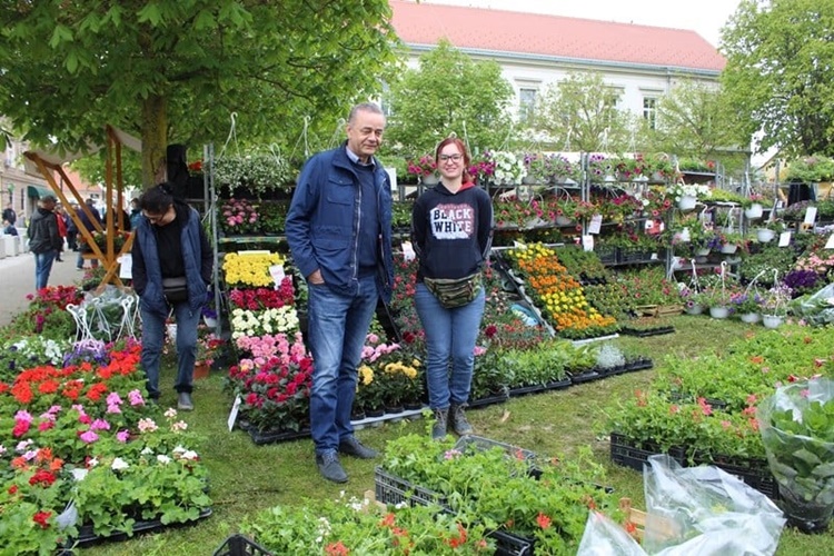 KRIŽEVCI U CVIJEĆU Župan Koren obišao tradicionalni sajam cvijeća i dao podršku domaćim izlagačima i cvjećarima