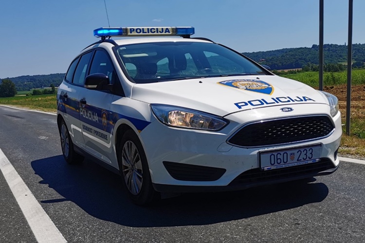 STRAVIČNA NESREĆA nadomak Zagreba: U trenutku očevida autom se zabio u policijsko vozilo na zaustavnoj traci – više ozlijeđenih!