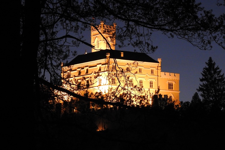 Atraktivna „Noć tvrđava” u Dvoru Trakošćan: Koncert tradicionalne glazbe i predavanje o povijesti zmajeva
