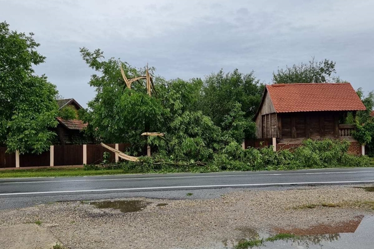 FOTO Vjetar čupao stabla, obilne kiše poplavile podrume i podvožnjake, neki dijelovi bez struje… Sjever Hrvatske pogodilo novo snažno nevrijeme