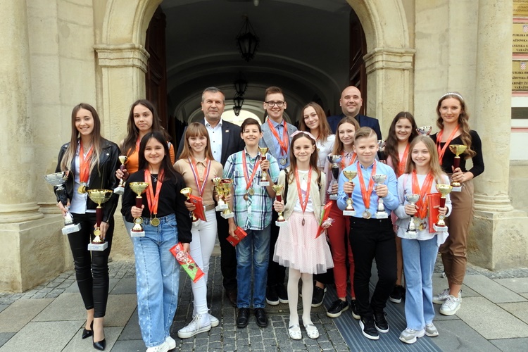Iza Plesnog kluba Takt su vrhunski rezultati – na državnim natjecanjima osvojili čak 18 medalja, čestitke im uputio i župan Stričak