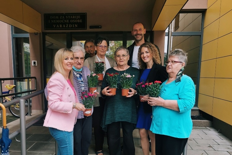 Varaždinski HDZ u Domu za starije čestitao Majčin dan: Skrb o starijim osobama mora biti jedan od prioriteta gradske vlasti