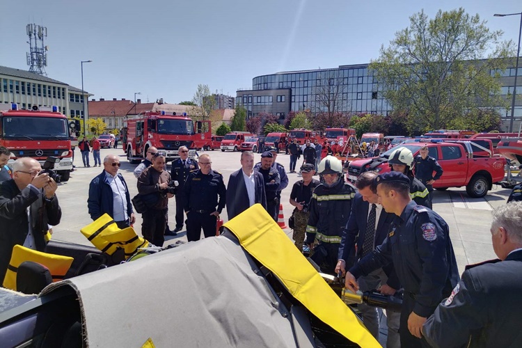 FOTOGALERIJA Varaždinski vatrogasci proslavili svoj dan – pogledajte kakvim sve vozilima i opremom raspolažu