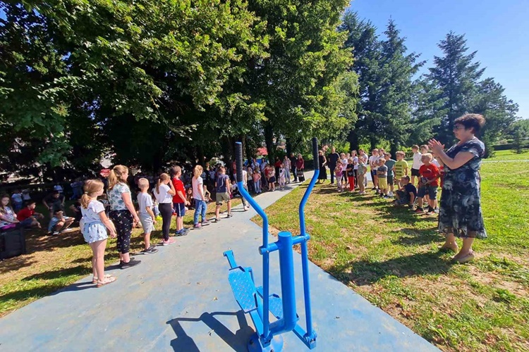 VIDEO: Mladi Topličanci jedva dočekali odmjeriti snage u novootvorenom fitness parku, Ratković: Veselim se vidjeti ovaj park ispunjen dječjim smijehom i igrom