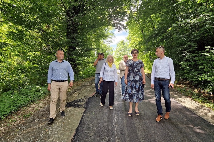 Zahvaljujući odličnoj suradnji sa ŽUC-om asfaltirana prometnica u Hrastovcu –  Gradonačelnica Ratković: Povećavamo kvalitetu života naših građana!