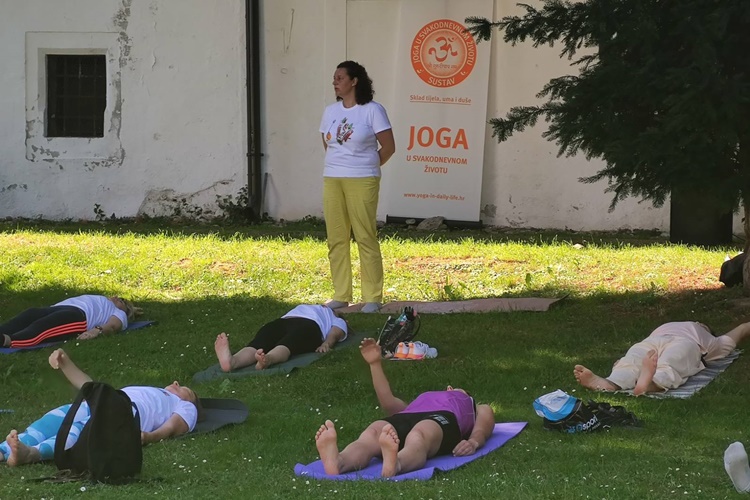 Prostirka u hladovini, dobra volja i ugodno društvo – na varaždinskom „Starcu” vježbanjem obilježen Međunarodni dan joge