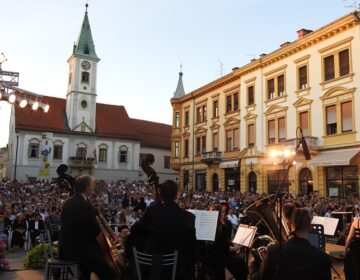 FOTO Glazbeni spektakl u Varaždinu; na pozornici na Korzu više od 200 glazbenika izvelo „The Queen Symphony”