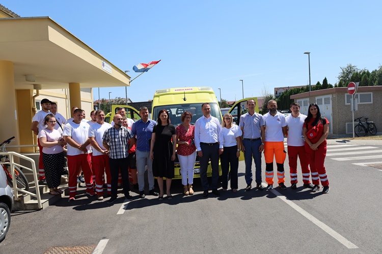 Bjelovarsko-bilogorski župan Marušić uručio ključeve novog vozila za hitnu medicinsku pomoć